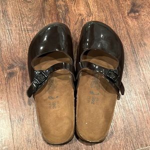These are brown slip on shoes. If you have any questions just ask me!